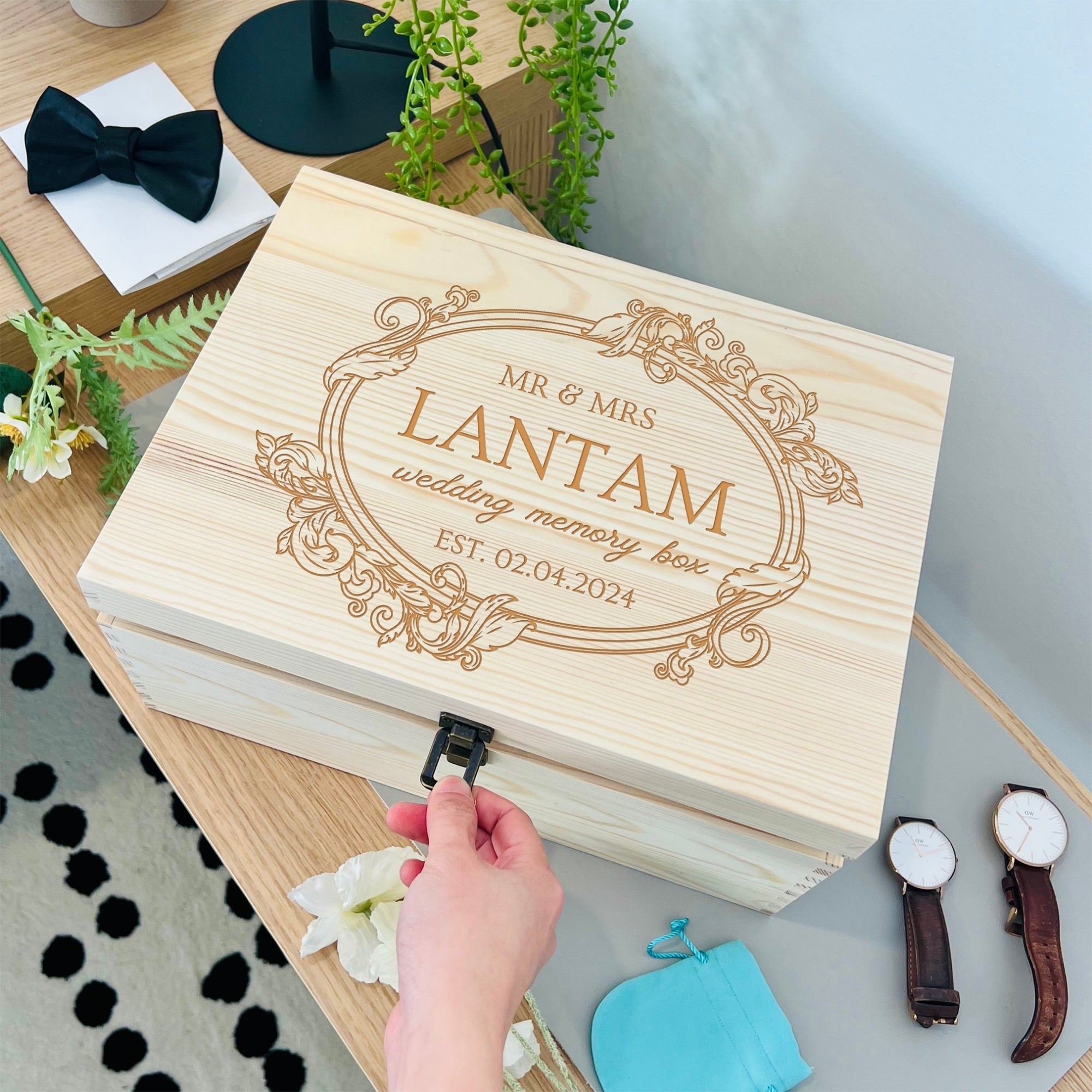 Personalised Couple Names Wedding Wooden Wreath Keepsake Box, Custom Engraved Memory Engagement Treasure Storage, Anniversary Gift
