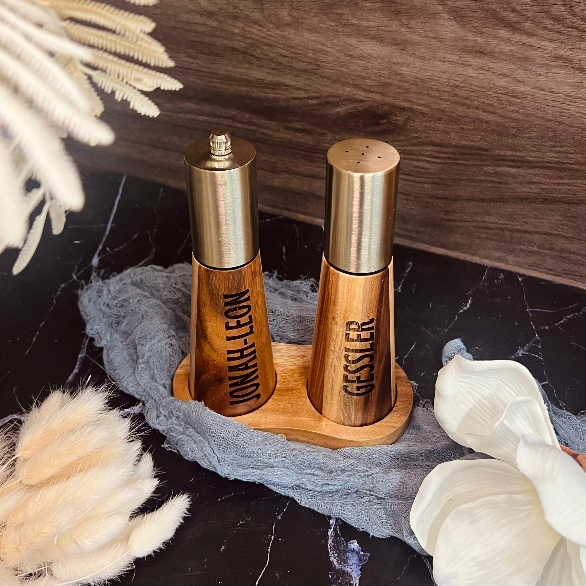 Personalised Acacia Salt Shaker and Pepper Grinder & Base Set, Custom Engraved Manual Spice Mill Crusher, Kitchen Utensils Housewarming Gift