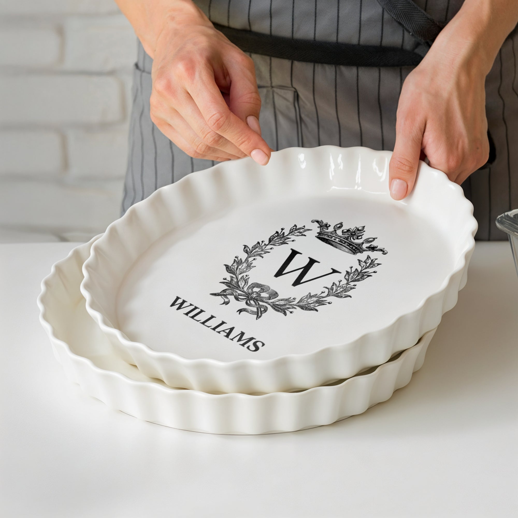 Custom Engraved Round White Porcelain Baking Tray, Personalised Pie Dish Quiches Tart, Kitchen Keepsake, Housewarming Grandma Christmas Gift