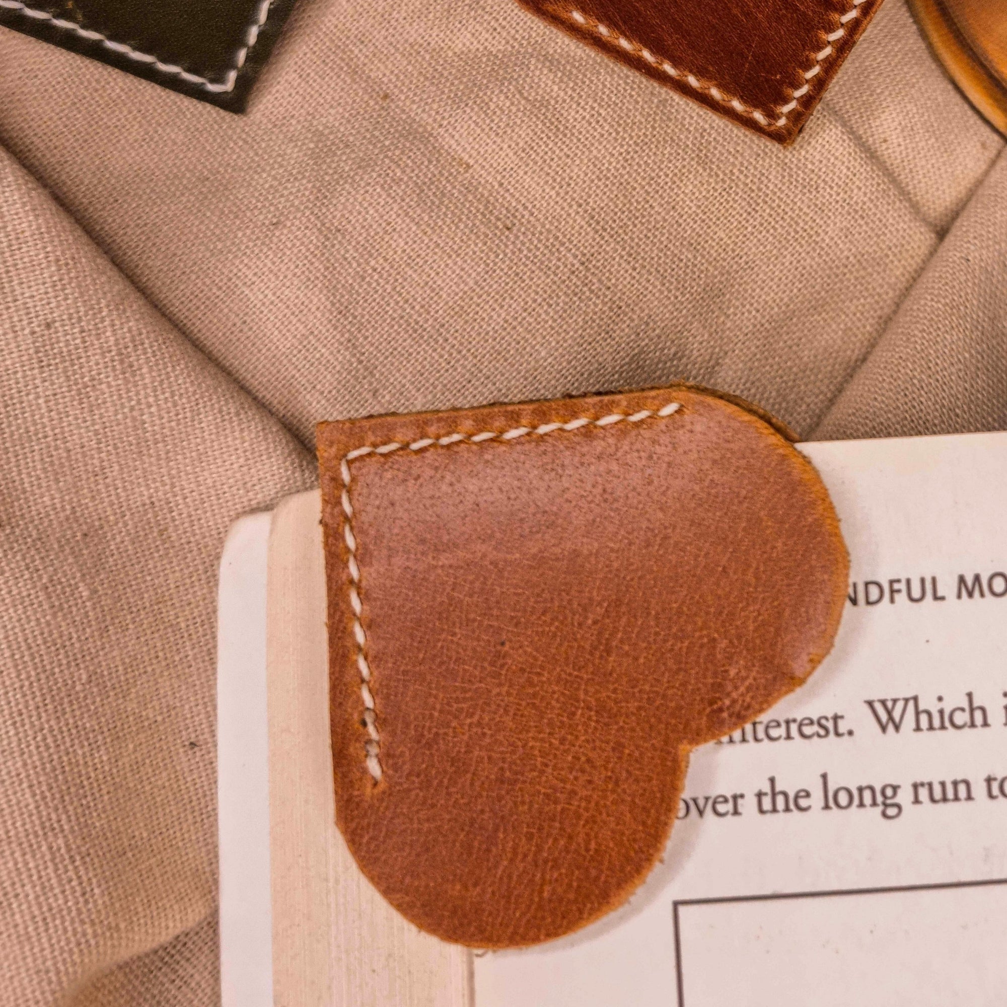 Personalised Cowhide Leather Round Heart Bookmark/ Monogram Custom Laser Engraved/ Gift for Him & Her/ Father/ Birthday/ Mum/ Book Lovers