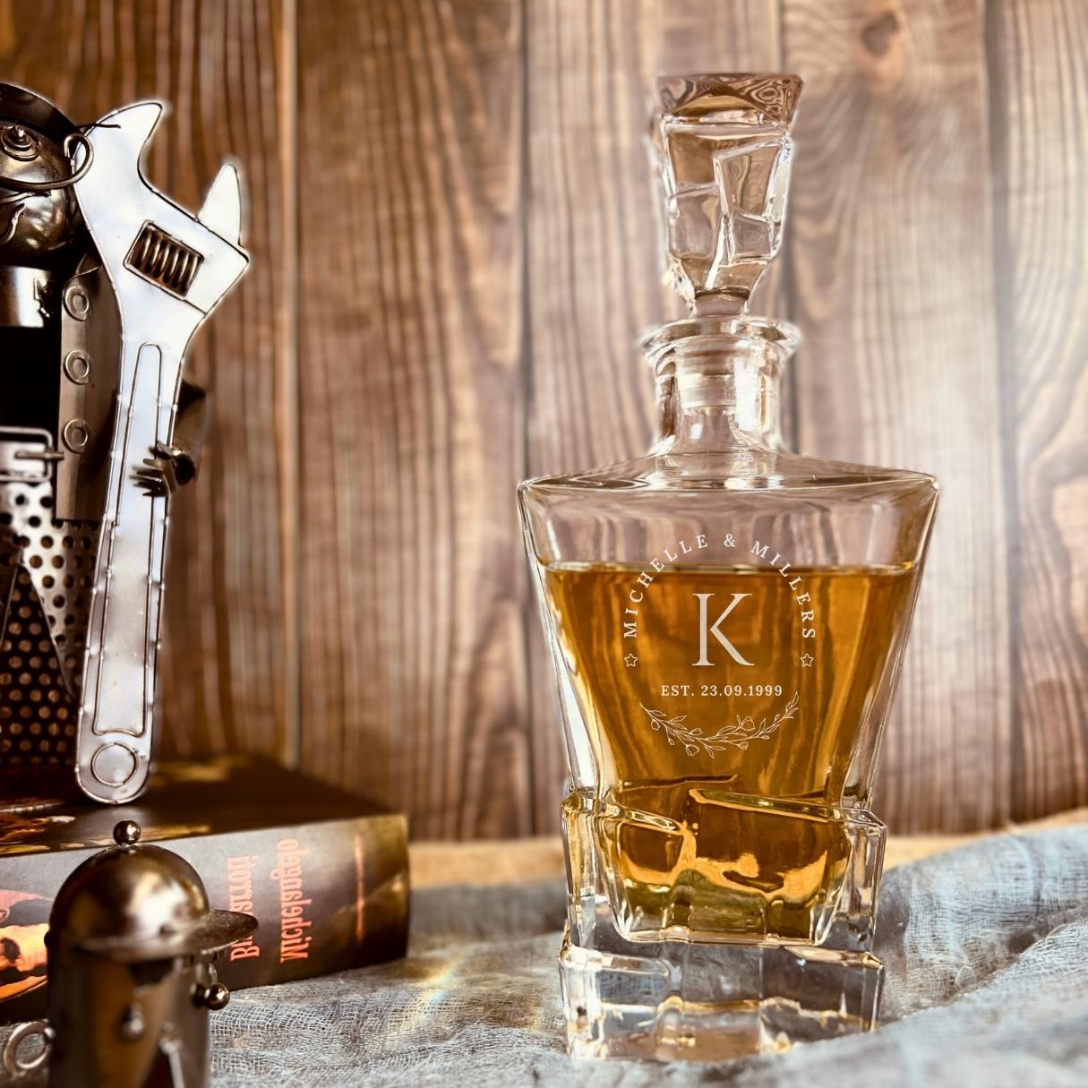 Personalised 950ml Whiskey Decanter Set with 4 Scotch Glasses | Engraved Rustic Vintage Whisky Gift | Custom Logo Housewarming, Birthday, Groomsmen, Bar Gifts for Him/Dad