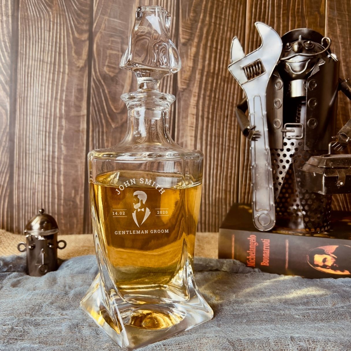 Personalised 800ml Twisted Whiskey Decanter | Custom Engraved Vintage Whisky Carafe, Housewarming, Birthday, Groomsmen Barware Gifts Him/Dad