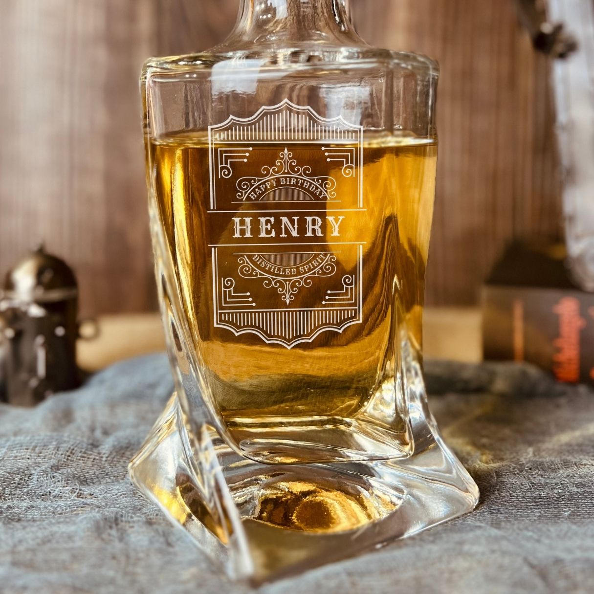 Personalised 800ml Twisted Whiskey Decanter | Custom Engraved Vintage Whisky Carafe, Housewarming, Birthday, Groomsmen Barware Gifts Him/Dad