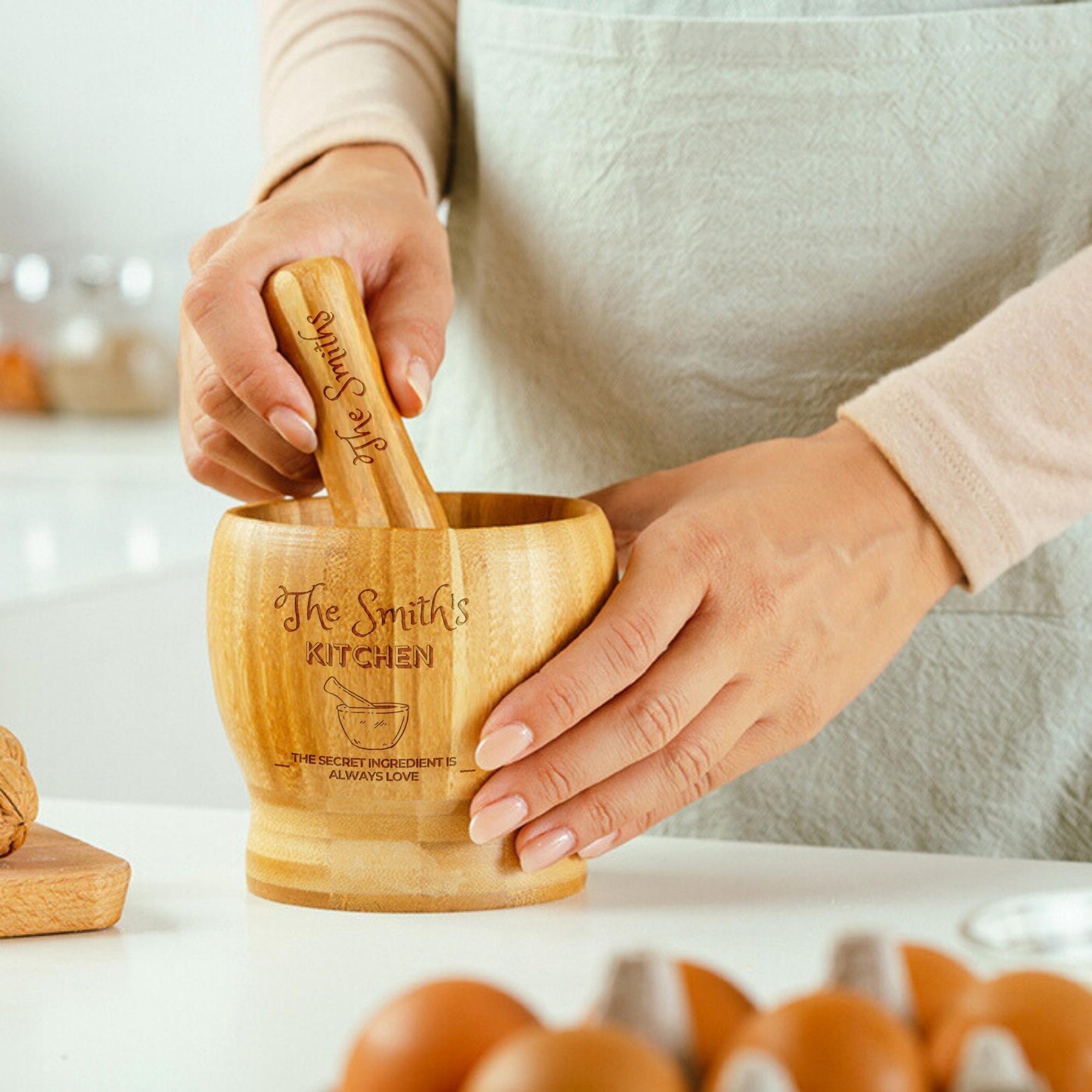 Personalised Bamboo Mortar and Pestle, Custom Engraved Wooden Garlic Shredder Bowl, Masher & Pounder, Kitchenwares, Mother Housewarming Gift