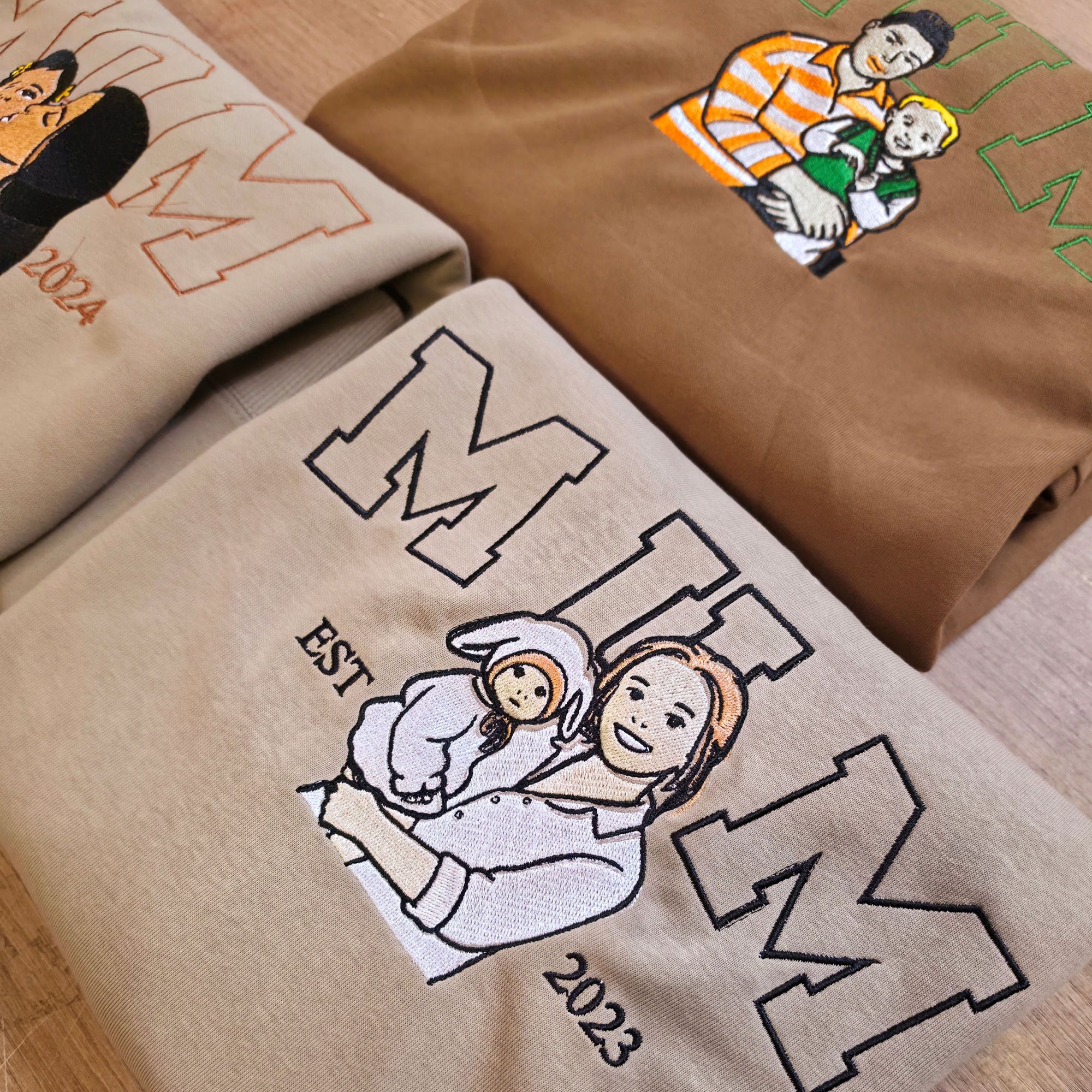 Custom Photo Embroidered Mum Sweatshirt, Personalised Family Portrait Jumper, Oversized Crewneck Name Embroidery, Mother's Day, Gift for Mom