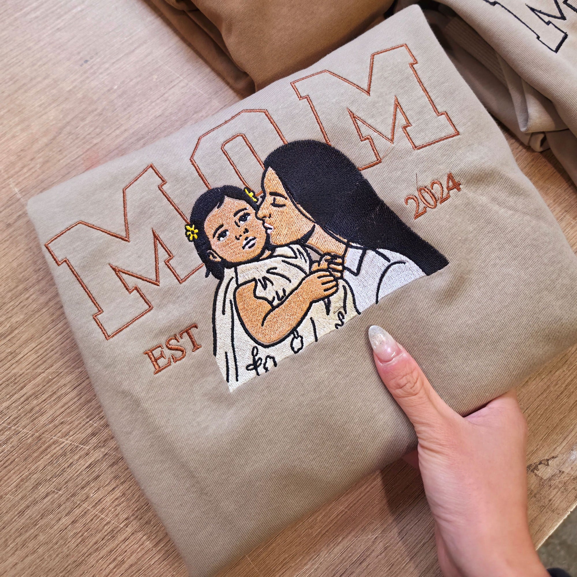 Custom Photo Embroidered Mum Sweatshirt, Personalised Family Portrait Jumper, Oversized Crewneck Name Embroidery, Mother's Day, Gift for Mom